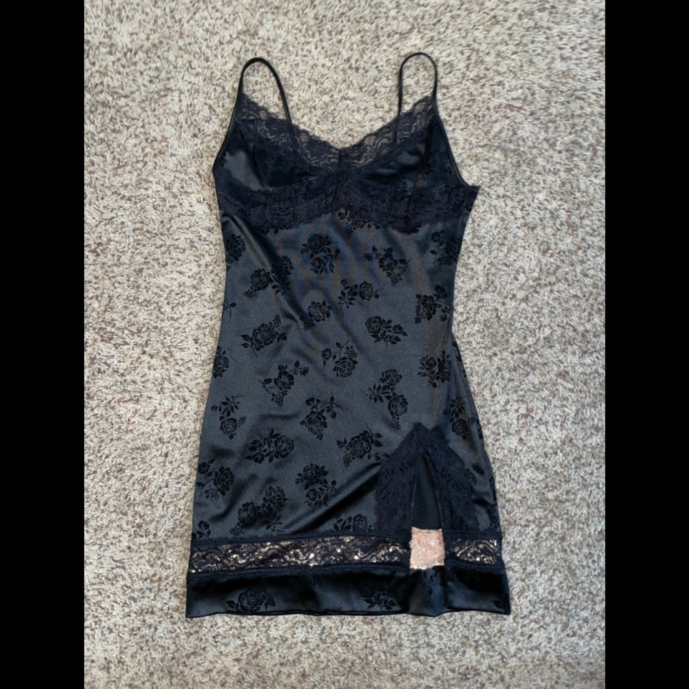 Motel Coti Bodycon Dress in Black Rose Flock With Lace